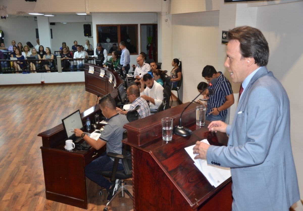 SECRETARIO DE EDUCACIÓN, AL TABLERO EN EL CONCEJO
